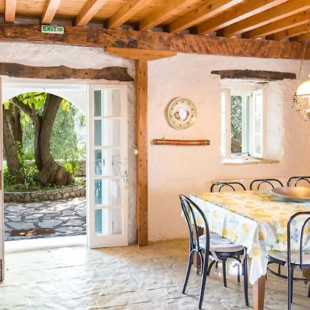 Pigadisanoi Sleeps 8 With Pool Air Con And Wifi Pigadhisanoi